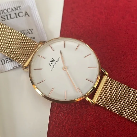 Authentic DW Gold Watch⏱⌚️⭐️ - Picture 10 of 16